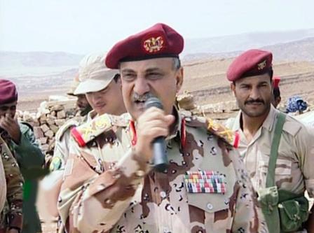 وزير الدفاع يلقي كلمته أثناء تفقده احوال المقاتلين في بعض الوحدات العسكرية بصعدة أمس